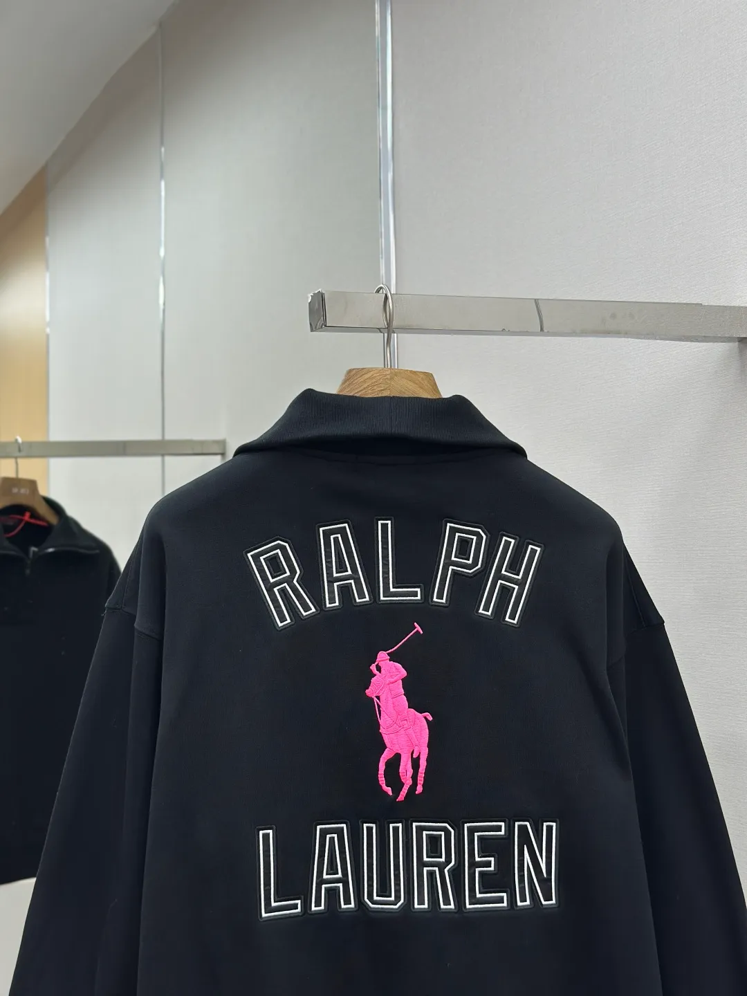 P440 Ralph Lauren pink label pony embroidered half turtleneck sweatshirt. Original purchase and development for 2,190. The fabric is made of custom-made luxury cotton fleece composite. It is soft, silky and comfortable against the skin. It is based on pure black tones. A touch of pink pony label embroidery is embellished on the chest. It is low-key and powerful. The back panel is embellished with the brand letters outlined in ivory white satin intarsia. The pink pony embroidery leaping in the center is the only colorful footnote in this black and white silent film. It coincides with the elegant and uninhibited brand philosophy. Its unique ribbed half-high collar design is sublimated, giving more flexibility and fashion sense to wear, showing taste in silent places. It shows elegance and style, using imported machine embroidery technology. It uses advanced computer control systems and precision mechanical parts to realize pony logo embroidery operations with high precision, smooth and delicate lines, and uses imported machine appliqué embroidery technology. Using advanced computer control systems and precision mechanical components, we can realize Ralph Lauren appliqué embroidery operations, showing an embroidery effect with both clarity and three-dimensionality. The fabrics have been carefully washed, have a better hand feel, are not easy to deform, are not easy to shrink, are not easy to fade, and maintain long-term beauty. Size:S-M-L-XL